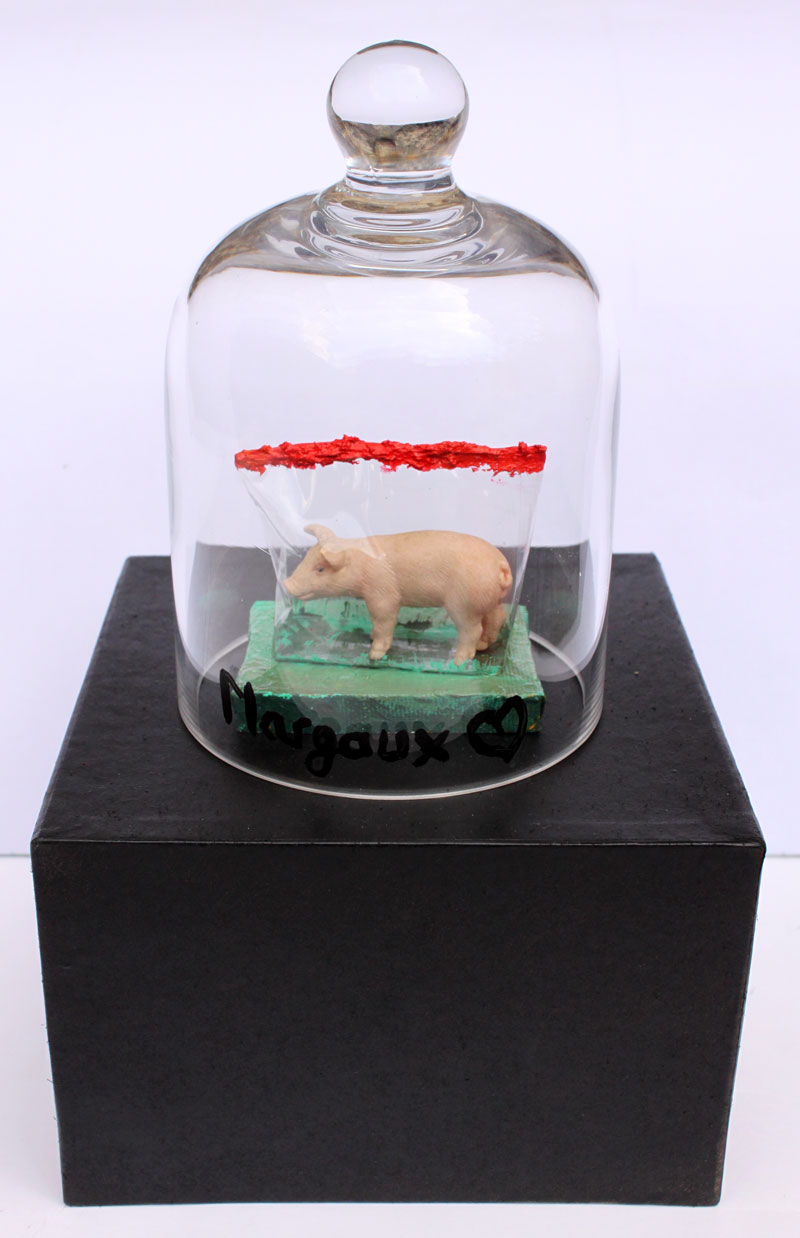 1 Cochon sous vide sur toile sous cloche sur socle Margaux Love Fonds GrosMM pour la culture