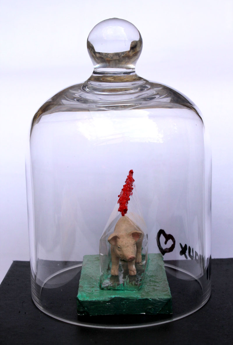 2 Cochon sous vide sur toile sous cloche sur socle Margaux Love Fonds GrosMM pour la culture